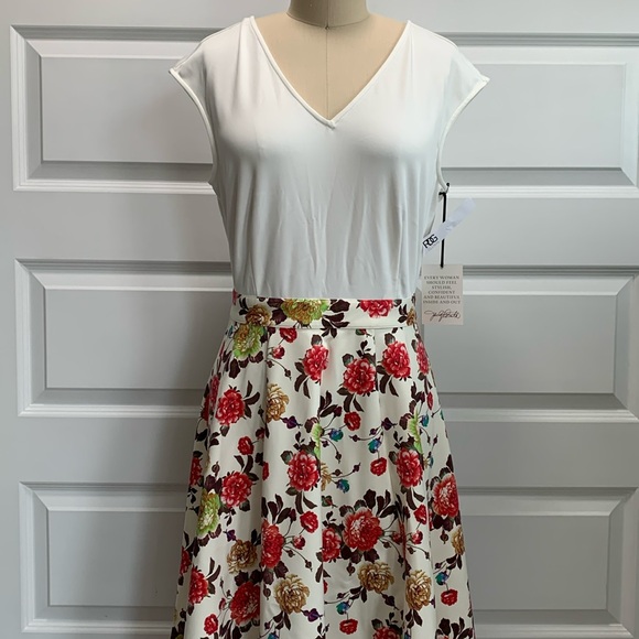 New NO TAGS JACLYN SMITH floral printed scuba stretch V neck midi dress. - Picture 6 of 13